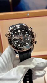 Seamaster Diver 300m CHRONOGRAPH Sedna™ Gold Black 44mm - Image 3
